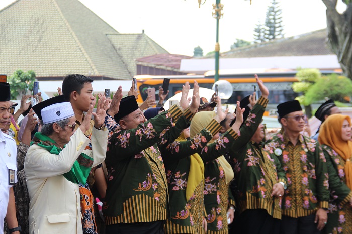 DILEPAS: Bupati Jombang Warsubi saat melepas keberangkatan jemaah haji kloter 18 dan 19 Kabupaten Jombang dari pendopo kabupaten (6/5).