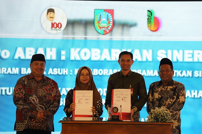 2.	TEROBOSAN: Dari kiri, Bupati Warsubi, Direktur RSUD Jombang dr Ma