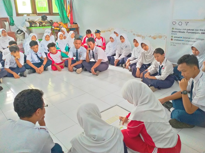 SERIUS: OSIS SMPN 3 Jombang saat mengadakan rapat kegiatan di ruang OSIS, kemarin.