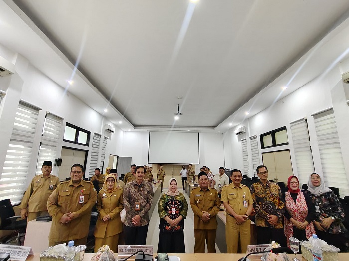 SINERGI: Bupati Jombang Salmanudin Yazid bersama Kepala DPMPTSP dan BI Jatim, Senin (5/5) sore.
