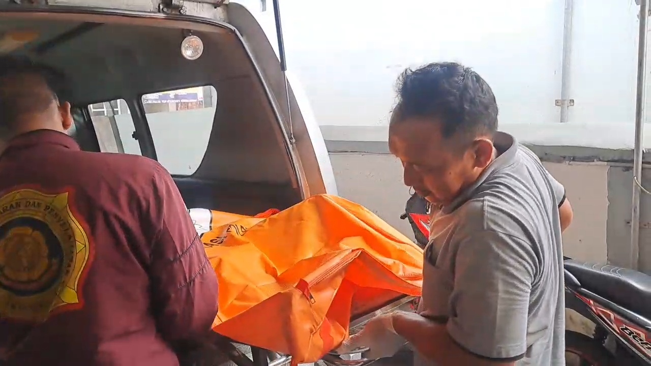 Evakuasi jasad Dodik ke RSUD Jombang untuk proses otopsi
