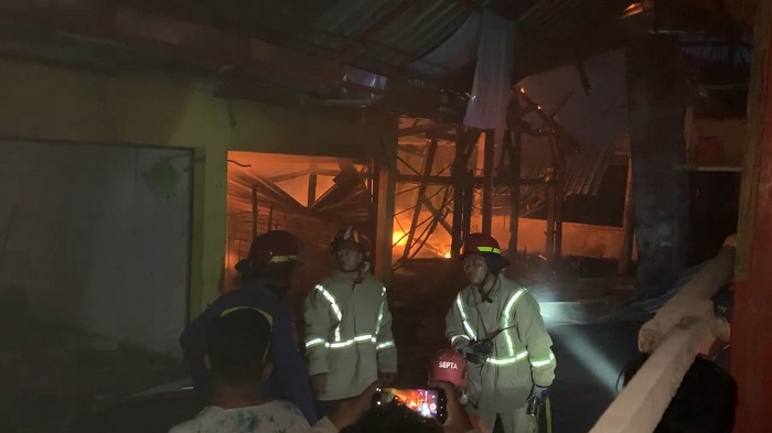 Petugas Damkar BPBD Jombang berjibaku memadamkan api yang melalap kios pedagang Pasar Mojoduwur Jombang, Jumat (9/5) petang