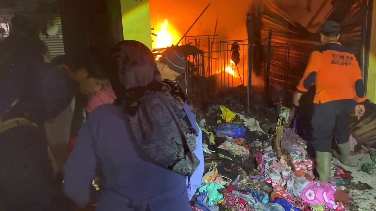 Pedagang yang tak sempat menyelamatkan barang dagangannya saat kebakaran melanda Pasar Mojoduwur, Jombang