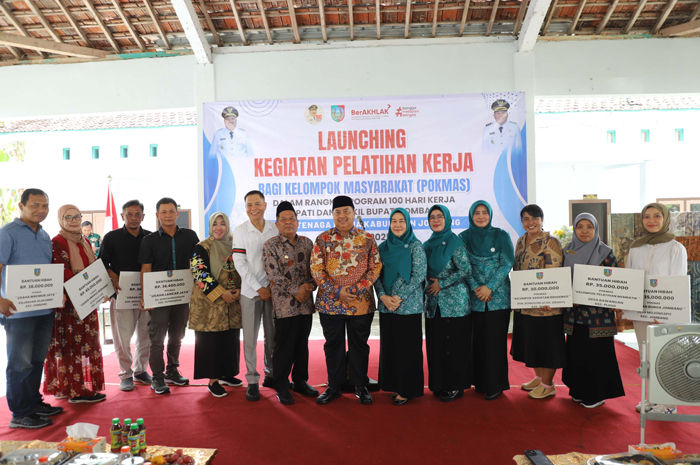 Disnaker Jombang me-launching kegiatan pelatihan kerja bagi kelompok masyarakat Kabupaten Jombang dilaksanakan di Balai Desa Bawangan, Kecamatan Ploso, pada Kamis (8/5).