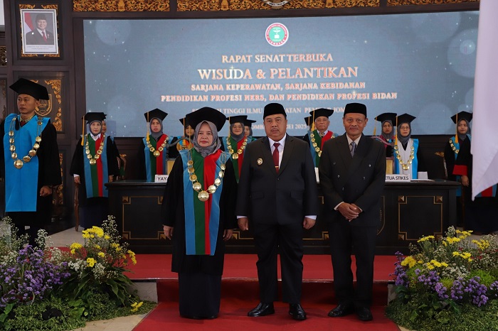 Dari kiri ketua STIKES Pemkab Ririn Probowati, Bupati Jombang Warsubi, dan , Ketua Yayasan Stikes Pemkab Jombang Heru Widjajanto saat menghadiri wisuda dan pelantikan di Pendopo Kabupaten Jombang, Kam