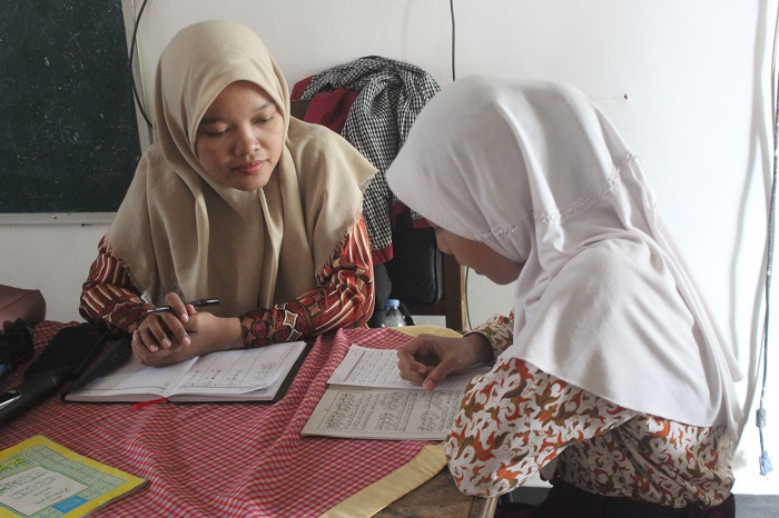 FOKUS: Siswa SDN Menganto saat mengikuti ujian praktik muatan lokal keagamaan dan pendidikan diniyah, Kamis (8/5).