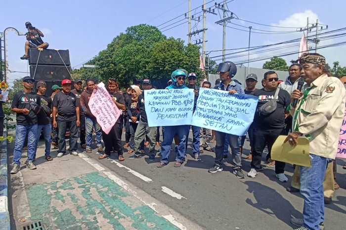 Aktivis  Forum Rembug Masyarakat Jombang (FRMJ) melakukan aksi unjuk rasa di depan kantor Badan Pendapatan Daerah (Bapenda) Jombang, Kamis (8/5).