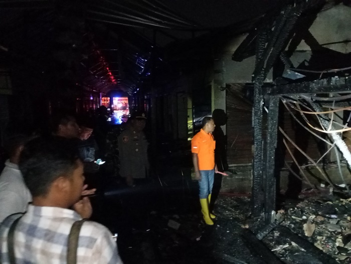 Polisi melakukan olah tkp usai kebakaran hebat melanda pasar Mojoduwur, Mojowarno Jombang. Hingga Jumat malam, polisi memastikan sebanyak 9 kios ludes terbakar