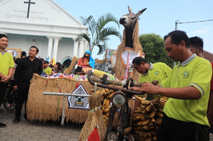MERAIH: Tradisi Riyaya Unduh-unduh yang digelar jemaat Gereja Kristen Jawi Wetan (GKJW) Mojowarno, Jombang Minggu (11/5) berlangsung seru dan meriah.