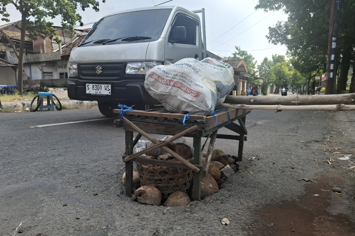 BUTUH PERBAIKAN: Bekas galian jargas di Jl Brigjen Katamso, Desa Pulolor, Kecamatan Jombang (10/5).