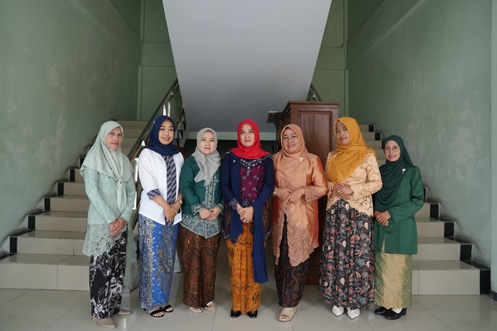 SERU: Ibu-ibu Forsid mengikuti kegiatan perlombaan memperingati Hari Kartini di Kantor DPRD Jombang, Jumat (9/5).