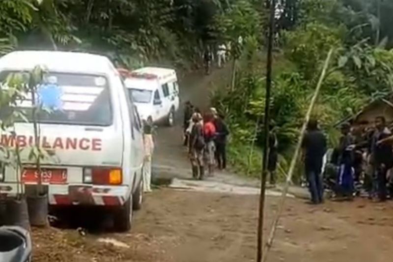 Mobil ambulans bersiaga mengevakuasi korban ledakan pemusnahan amunisi kedaluwarsa di Desa Sagara, Cibalong, Kabupaten Garut, Jawa Barat, Senin (12/5/2025). (ANTARA)