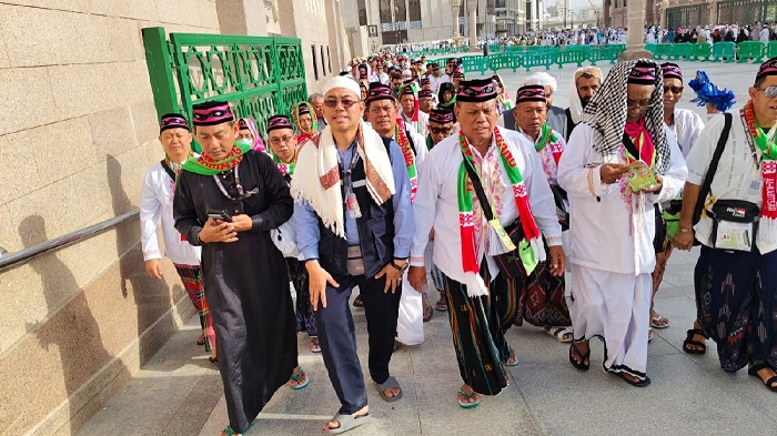 IBADAH SUNAH: Jemaah haji asal Jombang tiba di Madinah dan menjalankan beberapa kegiatan ibadah sunnah haji, Jumat (9/5) siang.