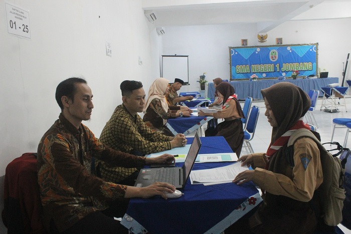 SERIUS: Siswa mendaftar di SMA Negeri 1 Jombang pada PPDB 2024 lalu.