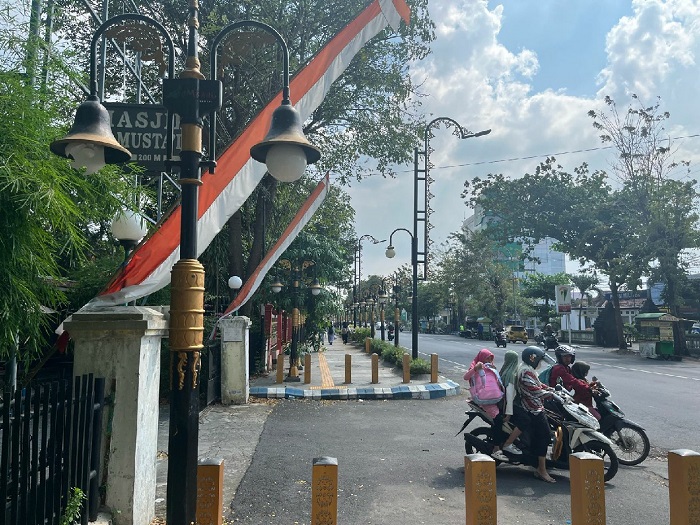 PECAH: Lampu taman trotoar Jl Presiden KH Abdurahman Wahid (Gus Dur) yang rusak masih jadi tanggung jawab Dinas Perkim Jombang.