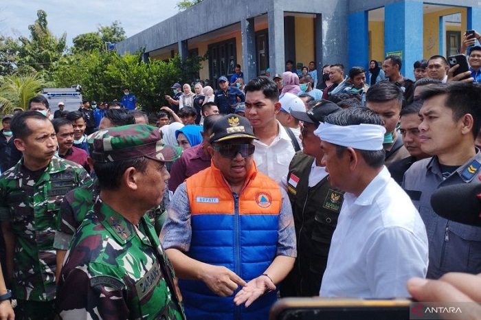 Gubernur Jawa Barat Dedy Mulyadi usai menemui keluarga korban, Rabu (13/5)
