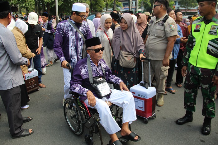 TAMU ALLAH: Jemaah haji kloter 18 dan 19 saat berangkat dari Kabupaten Jombang (6/5).
