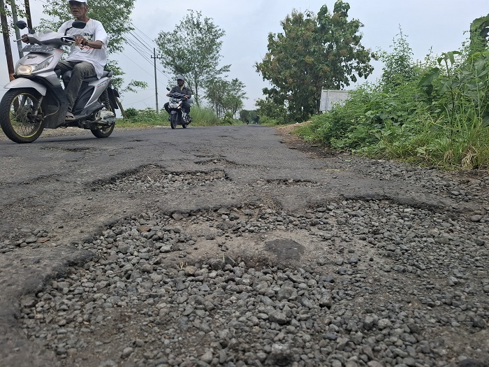 Kondisi jalan poros kecamatan di Desa Watudakon, Kecamatan Kesamben dikeluhkan warga, Rabu (13/5)