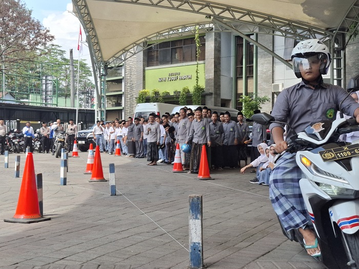 LATIHAN: Santri Tebuireng saat mencoba berkendara secara aman, Selasa (13/5).