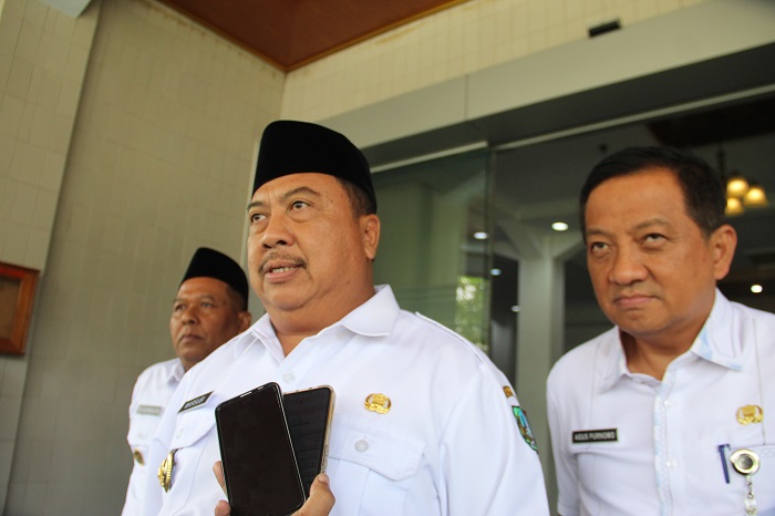 BERI PENJELASAN: Bupati Jombang saat memberikan penjelasan kepada Jawa Pos Radar Jombang, kemarin (14/5).