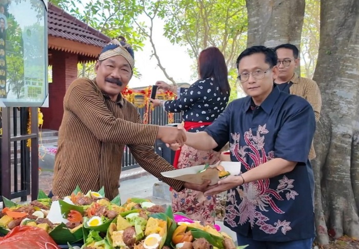 URI-URI BUDAYA: Pramonohadi Kepala Desa Mojowangi bersama pemerhati sejarah Wiryo Widianto saat meresmikan makam leluhur desa Kyai Karolus Wiryoguno, Sabtu (10/5).