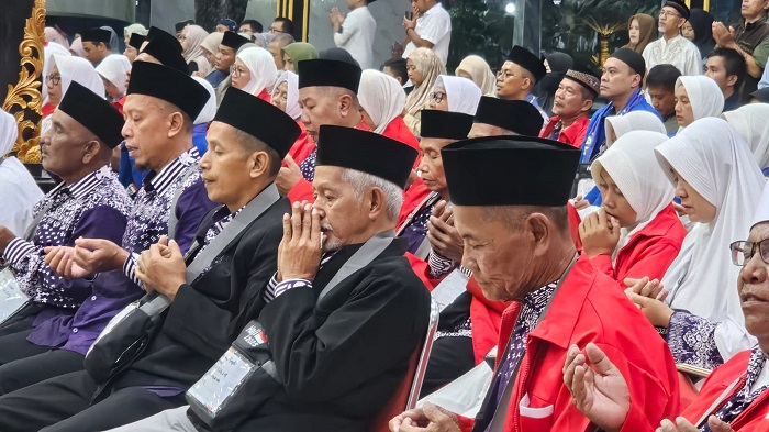 DIBERANGKATKAN: Bupati Jombang Warsubi memberangkatkan CJH kloter 46 dari Pendopo Kabupaten Jombang, Rabu (14/5) pagi.