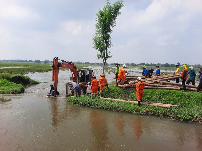penanganan tanggul jebol di saluran Sekunder Pilang Hilir Desa Pucangsimo, Kecamatan Bandarkedungmulyo mulai berjalan, Rabu (14/5) pagi