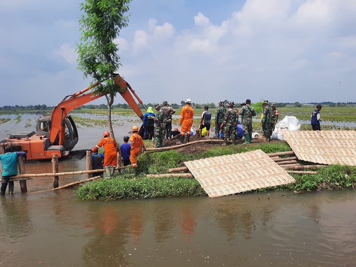 Penanganan tanggul jebol di Sekunder Pilang Hilir Desa Pucangsimo, Kecamatan Bandarkedungmulyo dilakukan mulai (14/5)