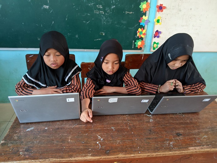 MENYENANGKAN: Siswa SDN Karangan 2 Kecamatan Bareng memanfaatkan teknologi untuk belajar muatan lokal keagamaan, kemarin.