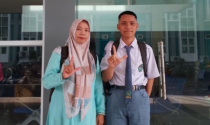Dr. Kiswati bersama murid MAN 5 Jombang