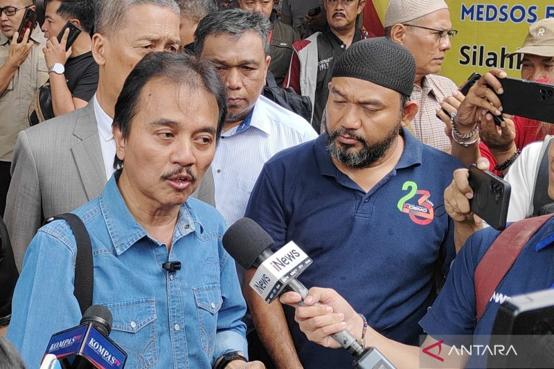 Pakar telematika Roy Suryo memenuhi undangan klarifikasi di Polda Metro Jaya terkait kasus tuduhan ijazah palsu yang dilaporkan oleh Presiden Ke-7 RI, Joko Widodo (Jokowi).