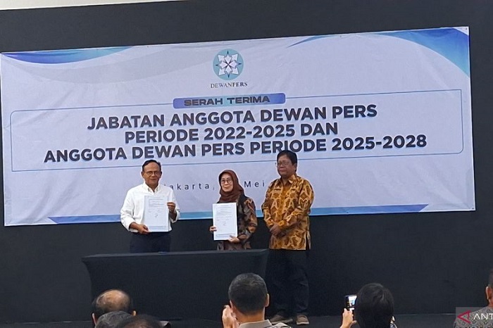 Ketua Dewan Pers periode 2025-2028 Komaruddin Hidayat (kemeja putih kiri) dalam serah terima jabatan di Kantor Dewan Pers, Jakarta, Rabu (14/5/2025). ANTARA