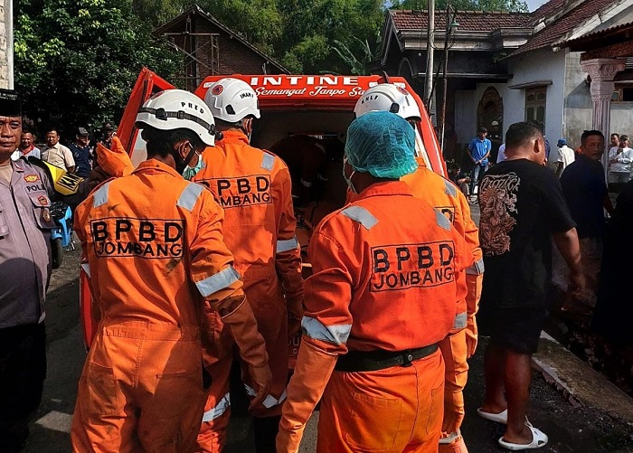 Seorang pria lanjut usia (lansia) bernama Mustam, 71, ditemukan meninggal dunia dalam kondisi membusuk di dalam rumahnya di Dusun Karangkletak, Desa Tunggorono, Kecamatan/Kabupaten Jombang, (15/5)