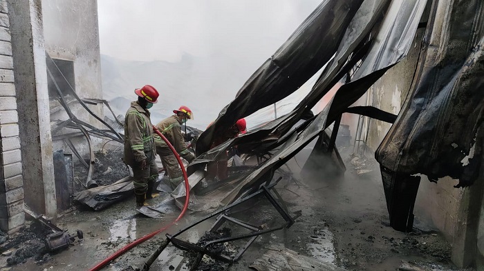 Sebuah gudang penyimpanan kasus spons di Desa Watugaluh, Diwek, Jombang ludes terbakar Kamis (15/3) dini hari.