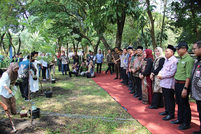 SINERGI: Kepala DLH Jombang, Miftahul Ulum, mendampingi Bupati Warsubi menyaksikan penanaman pohon, kemarin (15/5).