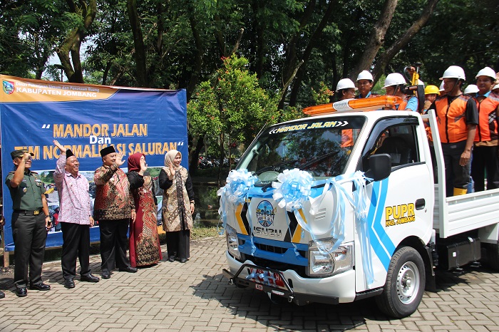 SUKSES: Bupati Jombang, Warsubi, bersama kepala OPD dan tim Mandor Jalan, Kamis (15/5).