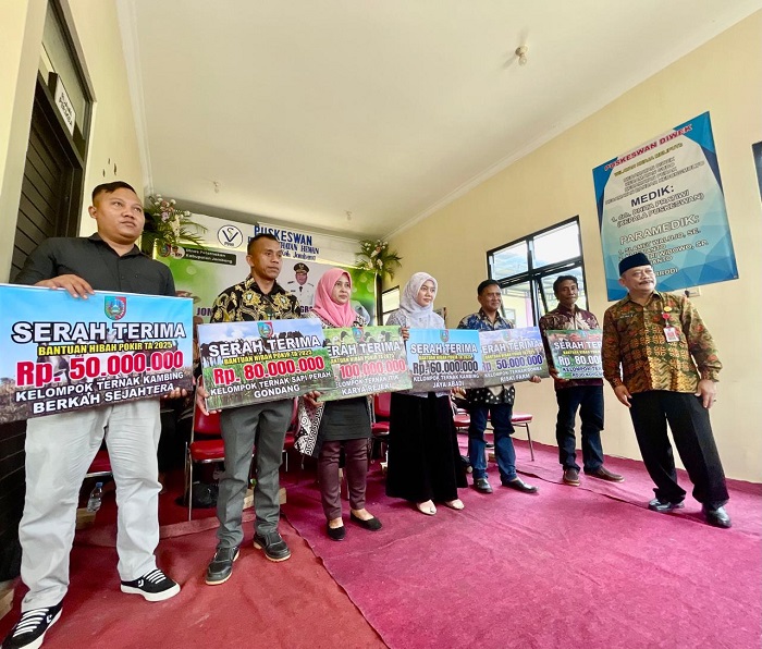 BERDAYA: Plt Kepala Dinas Peternakan, M Saleh, menyerahkan bantuan hibah pokir di Puskeswan Diwek, (15/5)