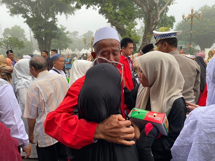 TAMU ALLAH: Kloter 48 jemaah haji asal Jombang berangkat dari Pendopo Kabupaten Jombang, kemarin (15/5).