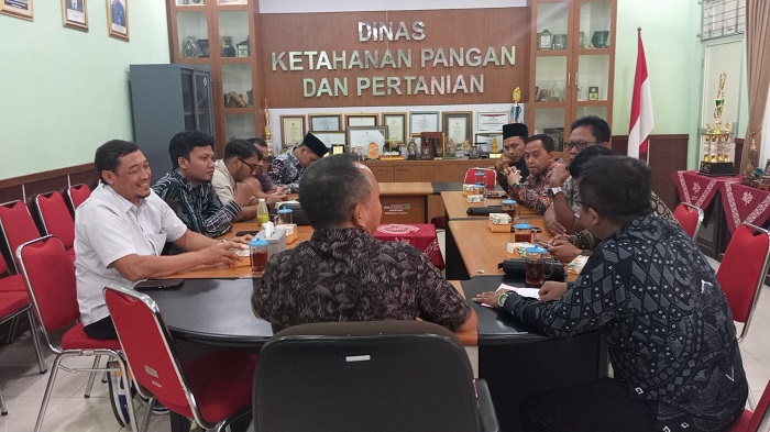SERIUS: Komisi B DPRD Jombang melakukan kunjungan kerja ke Dinas Ketahanan Pangan dan Pertanian Bantul, kemarin.