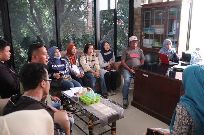 WADUL: Belasan nasabah koperasi Al Kahfi Jombang saat mendatangi kantor Dinas Koperasi dan UM Jombang, Jumat (16/5) pagi.