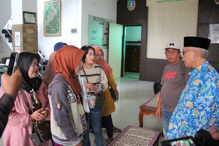 WADUL: Belasan nasabah koperasi Al Kahfi Jombang saat mendatangi kantor Dinas Koperasi dan UM Jombang, Jumat (16/5) pagi.
