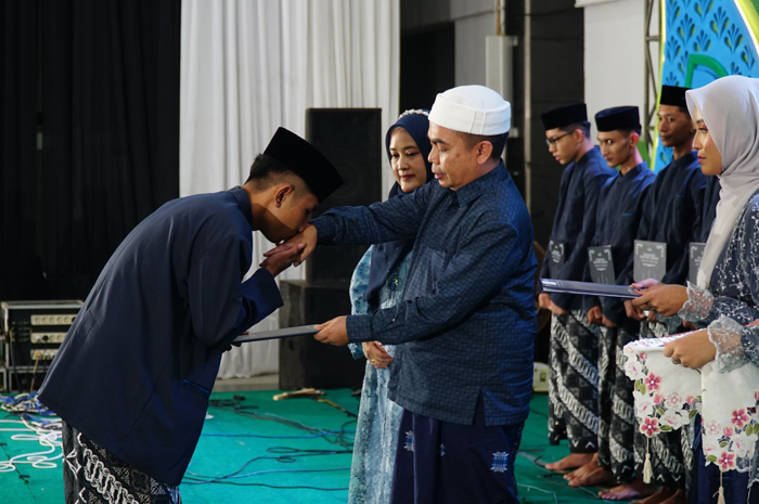 Wakil Ketua Komisi D DPRD Jombang, HM Syarif Hidayatullah ST MMT (Gus Sentot), saat wisuda santrinya, Sabtu (10/5)