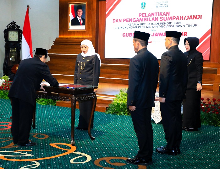 Gubernur Jatim Khofifah Indar Parawansa melantik kepala sekolah di Gedung Grahadi Surabaya, Jumat (16/5).