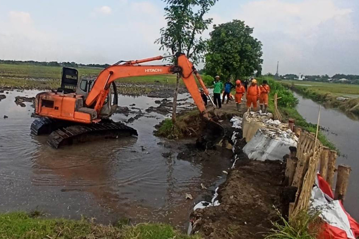 Tanggul jebol di saluran Sekunder Pilang Hilir Desa Pucangsimo, Kecamatan Bandarkedungmulyo sudah berhasil ditutup, Kamis (16/5)