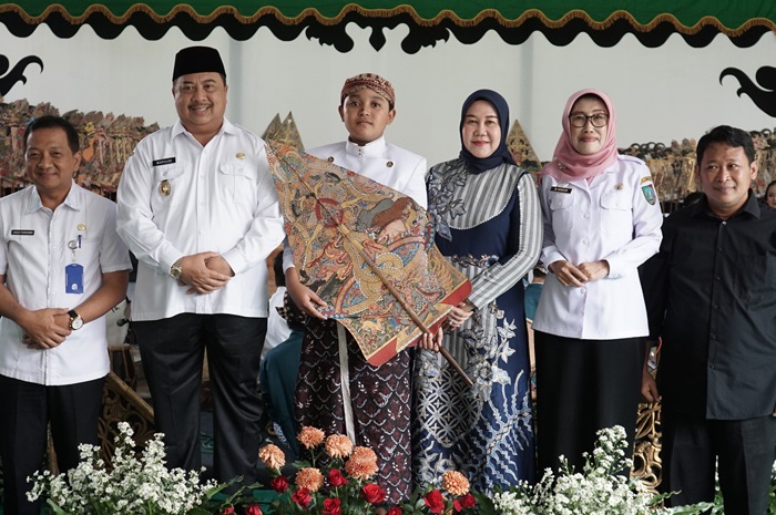 Dari kiri Sekdakab Jombang Agus Purnomo, Bupati Warsubi, Dalang Cilik Amoro Lingga Abynaya, ketua TP PKK Jombang Yuliati Nugrahani Warsubi, Plh Dinas P dan K Wor Winda