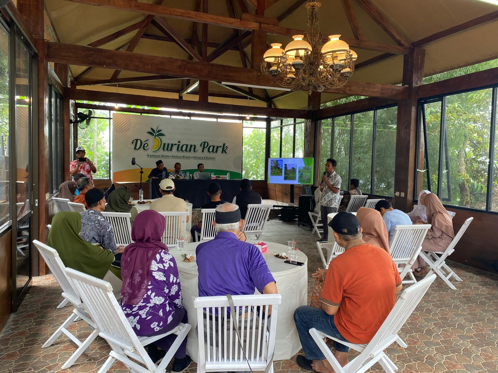 Kegiatan workshop di De Durian Park Wonosalam yang menelurkan ide pembangunan akademi buah nusantara