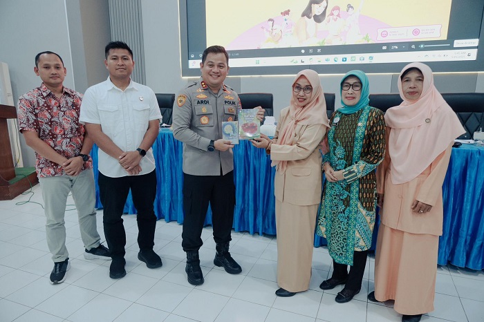 KARYA SENDIRI: Plt Ketua DWP Disdikbud Jombang Binti Rohmatin bersama Plh Kepala Dinas Pendidikan dan Kebudayaan Wor Windari memberikan buku karya ibu-ibu kepada Kapolres Jombang AKBP Ardi Kurniawan