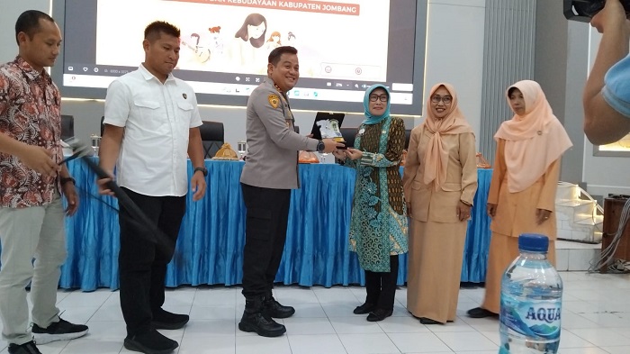CINDERAMATA: Kapolres Jombang AKBP Ardi Kurniawan didampingi Kasatreskrim AKP Margono Suhendra dan Kanit PPA AKP Faris memberikn cinderamata peta kepada Plh Kepala Dinas P dan K Jombang