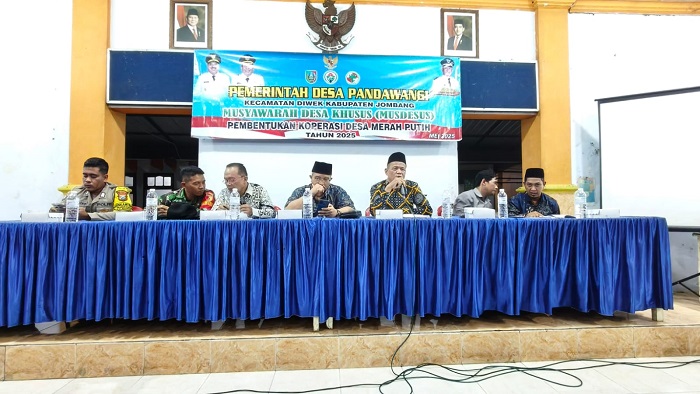 LANCAR: Pemdes Pandanwangi menggelar musdesus pembentukan Koperasi Desa (Kopdes) Merah Putih sekaligus revitalisasi BUMDes Pandanwangi, Kamis (15/5) malam.
