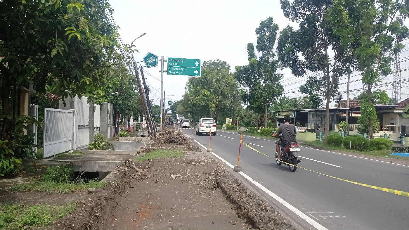 26 PJU di jalur provinsi Jombang Ploso ini bakal dipindah karena terdampak proyek pelebaran
